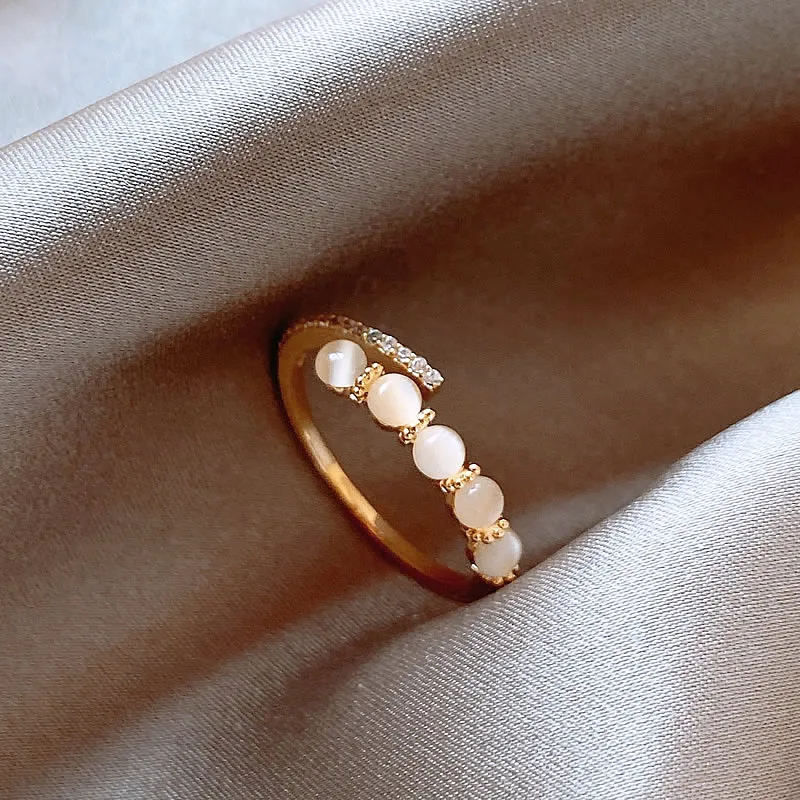 Zarif beyaz kristal yüzük