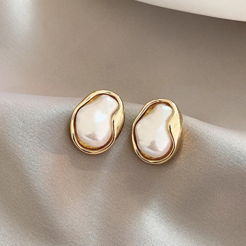 Zarif beyaz düzensiz küpeler