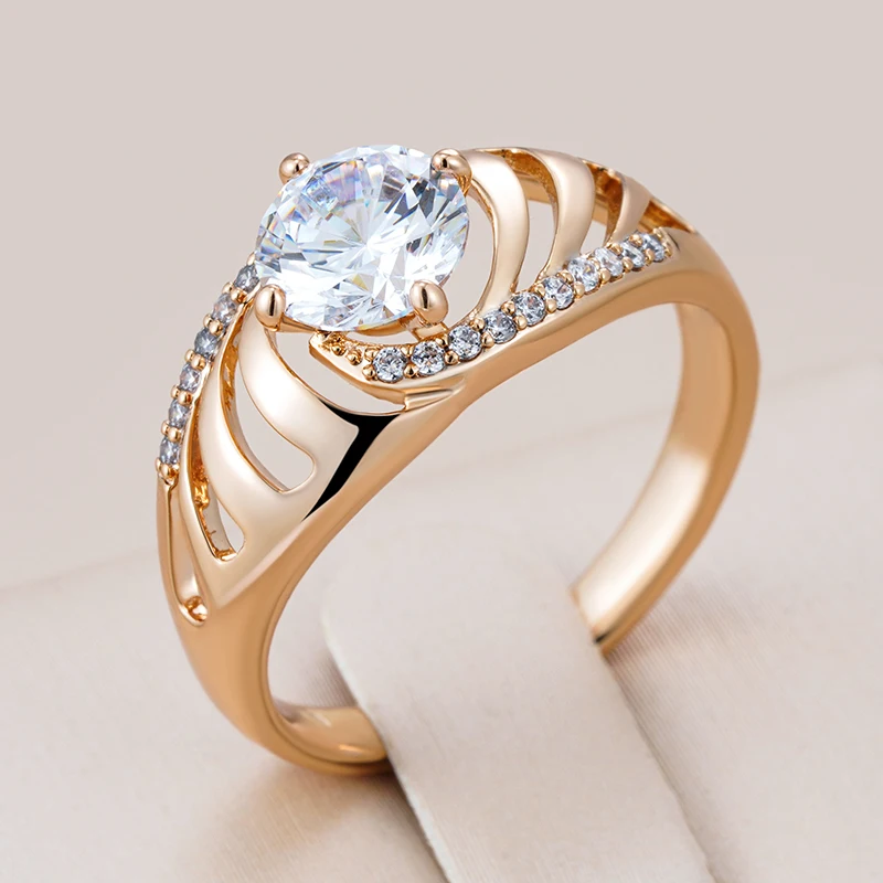 Altın renginde spiral elmas taşlı zarif yüzük