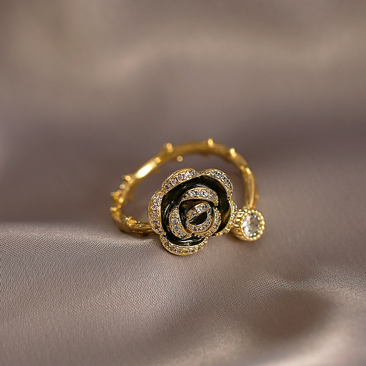 Altın Zirkon Taşlı Siyah Lotus Ayarlanabilir Yüzük