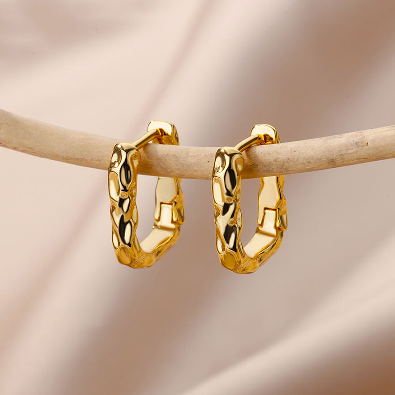 Düzensiz altın küpeler